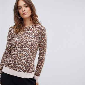 Cozy & flattering crewneck leopard design sweater.